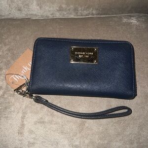 Michael kors wristlet jet setter